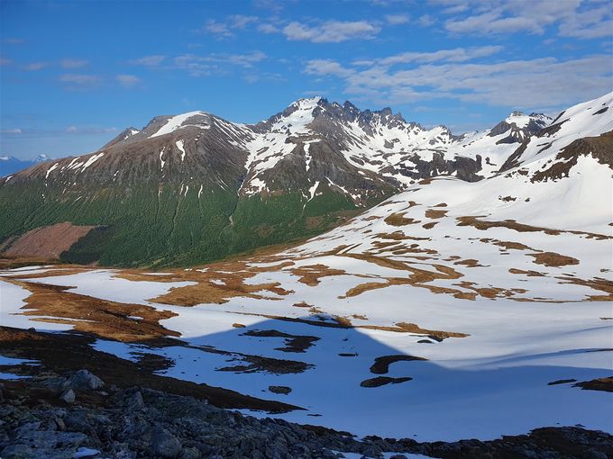 Utsikt ned til Barstaddalen med Festøykollen (knapt synlig), Rametind, Jønshorn, Randers topp  mm
