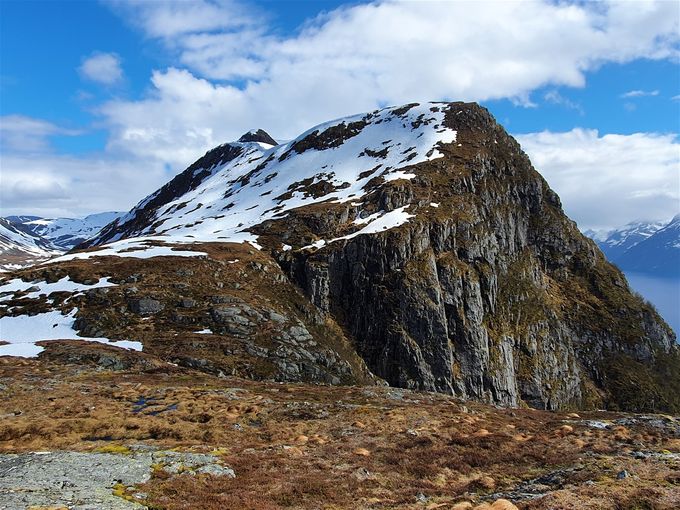 Her ser ryggen som er starten på vei mot Keipen (som sees som en liten spiss bak). Bildet er tatt på vei fra Gjevenakken og det var tidlig vår med mye snø. Oppgangen er langs fjellkanten (ingen sti)