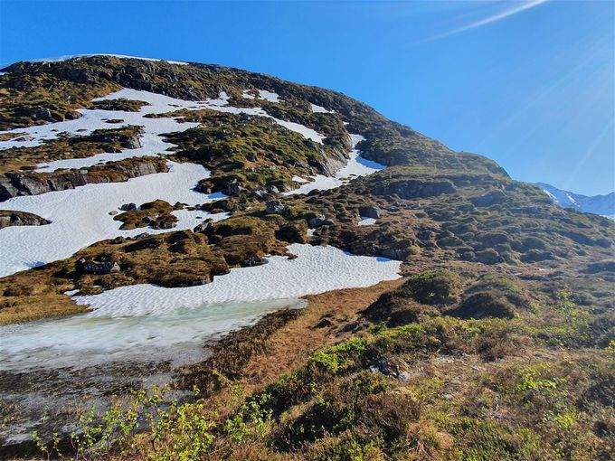 Her ser en nærmere veien mot Keipen. Ingen sti, men finner vei til høyre for snøflekkene.