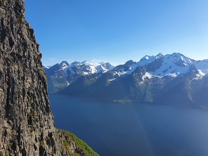 Det er en mektig utsikt å stå ved veggen til Keipen. Her ser en både Jønshorn og Randers topp, Sylvkallen og Dalegubben.