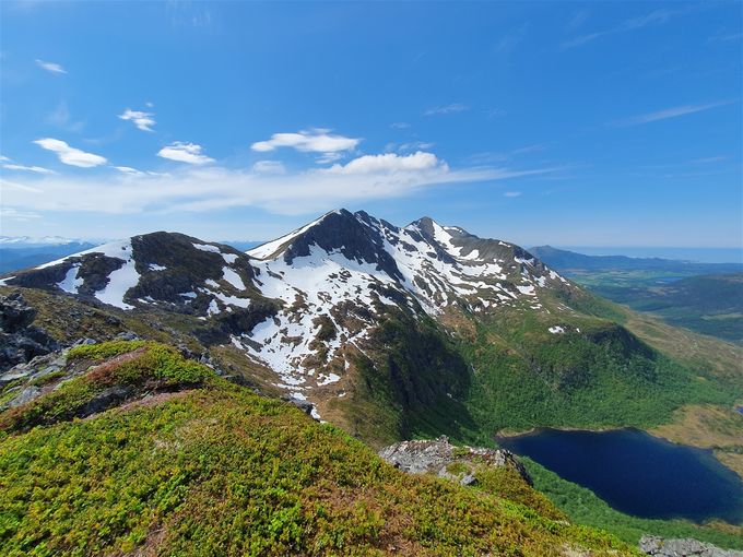 Utsikt fra Snipa mot Atlanterhavsegga. Hældalstinden, Blåfjellet, Stordalstinden og Trolltindane. I det fjerne sees Farstad. Hældalsvatnet ned til høyre