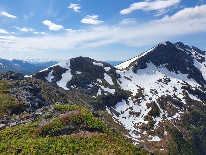 Hældalstinden sett fra Snipa (litt til venstre for midten). Blåfjellet neste