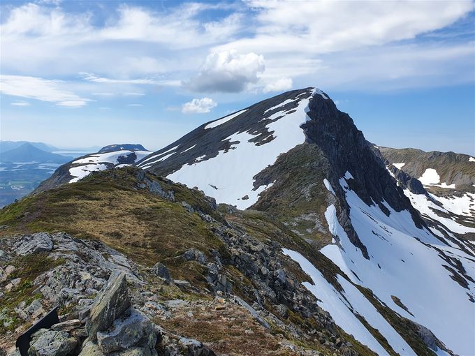Blåfjellet sett fra Hældalstinden. Ikke mulig å gå langs egga pga bratte snøparti