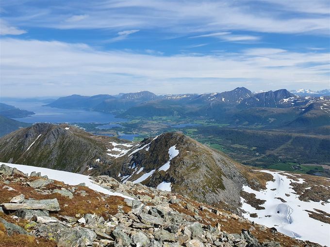 På vei opp på Blåfjellet med Hældalstinden og Snipa og Eide