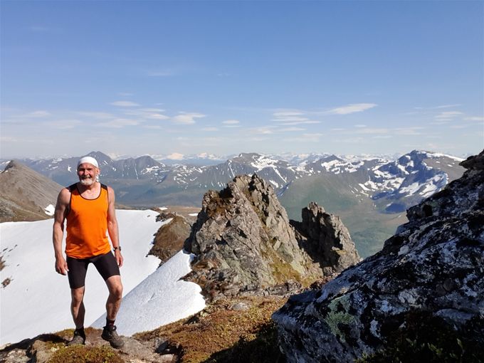 På vei på Trolltindane. Stordalstinden bak ryggen min