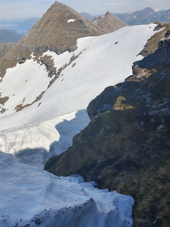 Her var et parti hvor jeg måtte gå ned i snørenna, og sette feste for ene foten i snøveggen for å komme opp. Det virket trygt