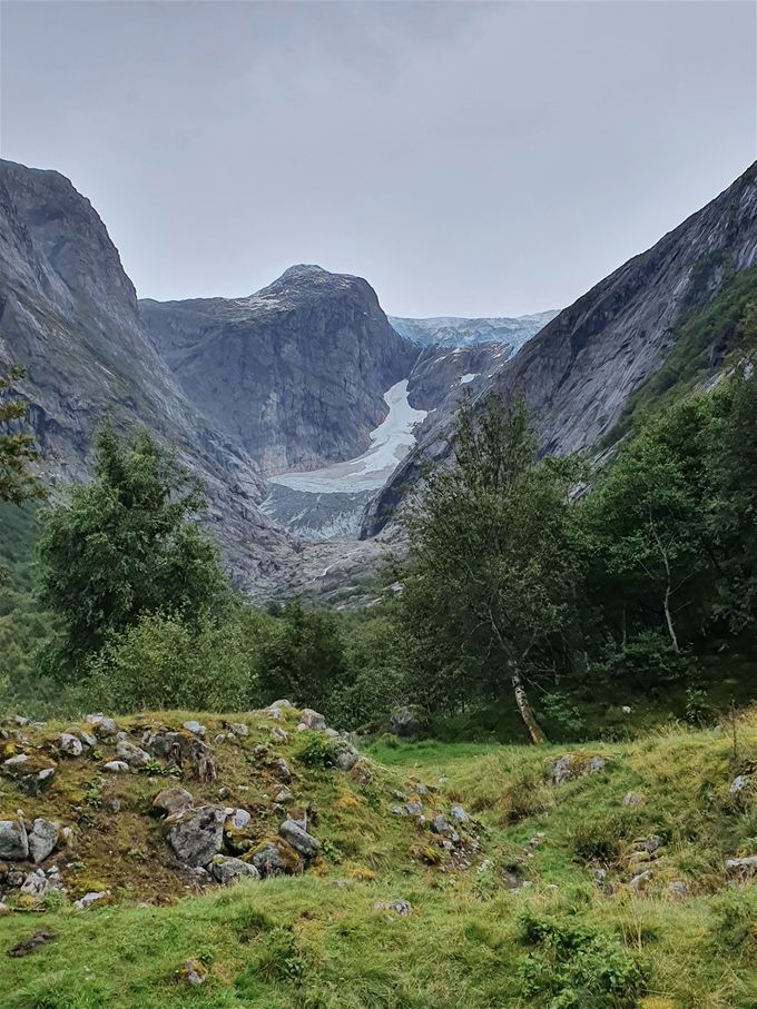 Brenndalsbreen sett fra nedre del av Brenndalen. Helt i forkant ligger en liten morenerygg