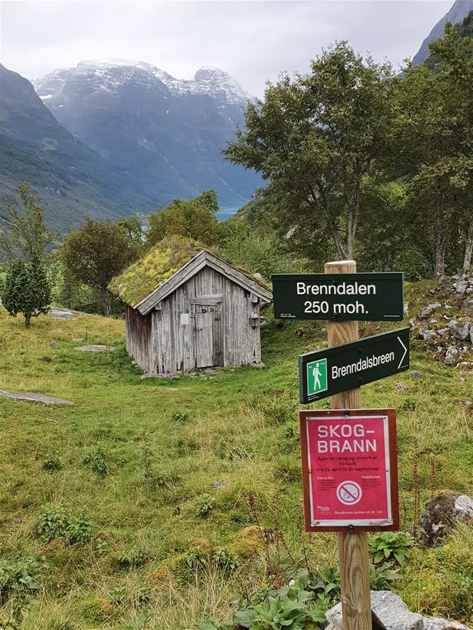 Brenndalsætra med utkikspunkt ut Oldedalen og Oldevatnet