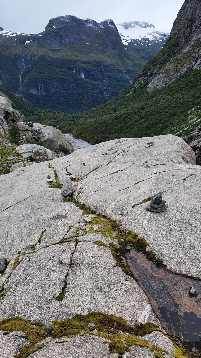 Det var satt opp noen varder som var greie å følge over svabergene