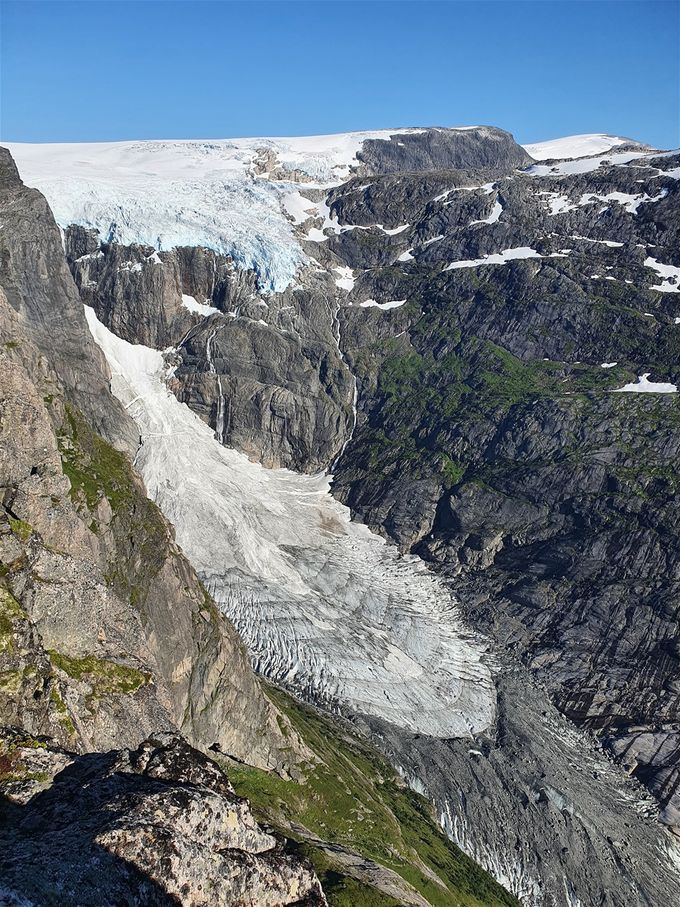 Her er breen sett fra Flatefjellet. Tur til Flatsteinsbu. Her ser en all steinmassen som ligger på enden av breen