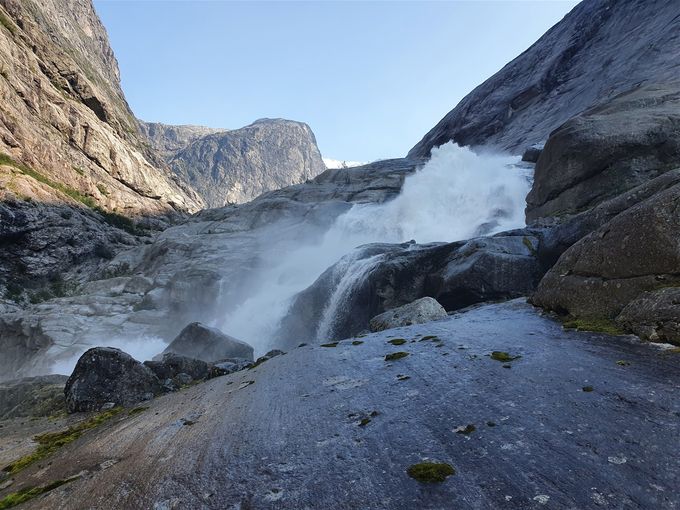 Så langt kommer du når du følger vanlig sti til Brenndalsbreen. Flott syn fossen der, men du ser ikke så mye av breen