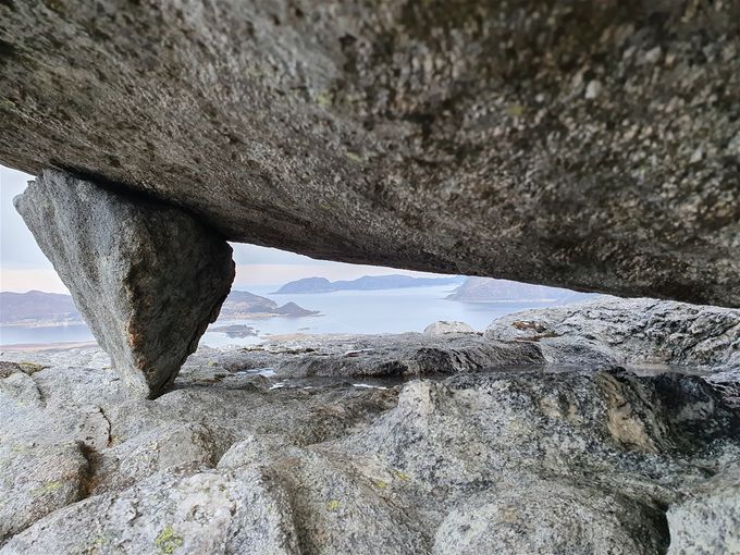 Her ser en et nærmere bilde av steinen som støtter steinblokken. Naturens eget skaperverk