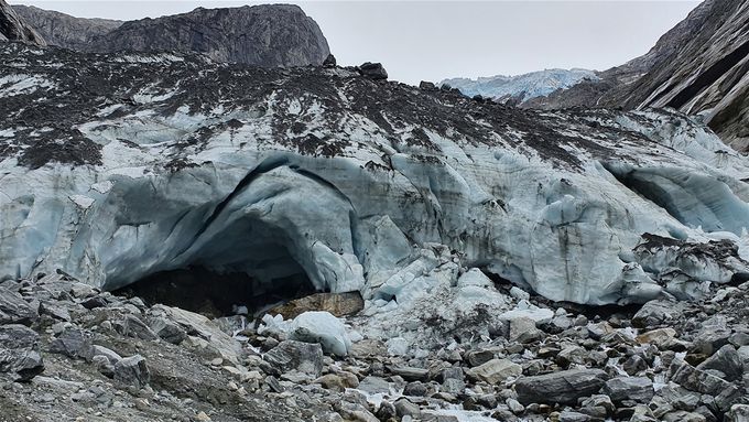 Fra Brenndalsbreen. Øverst oppe ser en store flyttblokker på kanten av breen. Har ser en sand og steinmasser som senere vil danne en morene