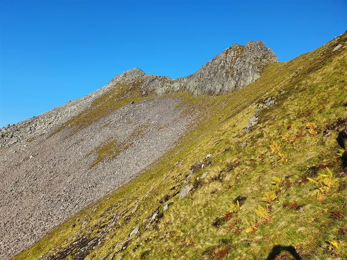 Fra skaret du ser i høyre bildekant skrår du nedover for å finne veien til ryggen opp mot Bukkerdalstinden. Det er siste del Høghorn egga som sees i bakgrunn