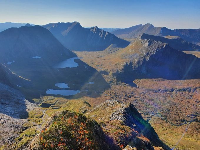Utsikt mot Skorgedalen. Nærmest til høyre er Tverrfjellet med Hestefjellet og Ørstamunnen. Til venstre Akslahornet