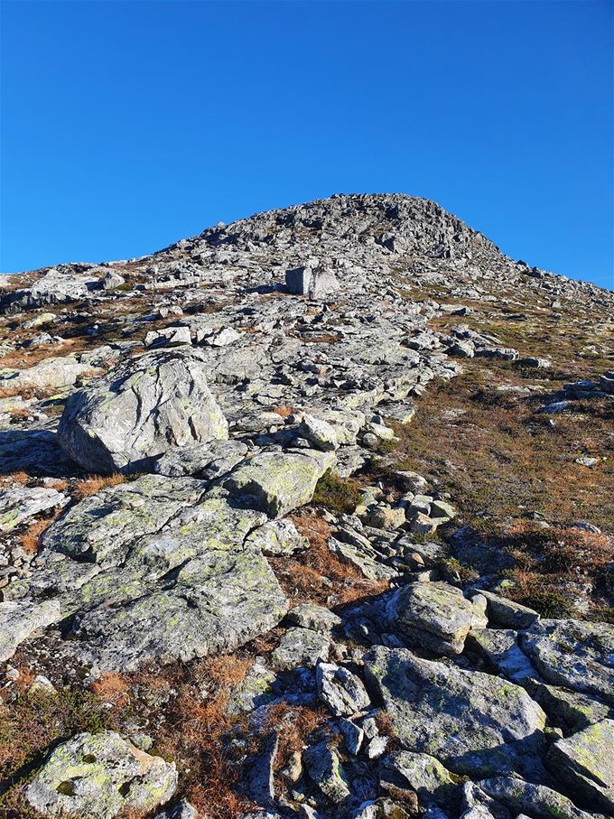 Rett på denne toppen før en kommer til Lianibba, var vanskelig å gå opp. Alternativ er å gå til høyre for denne på vei opp.