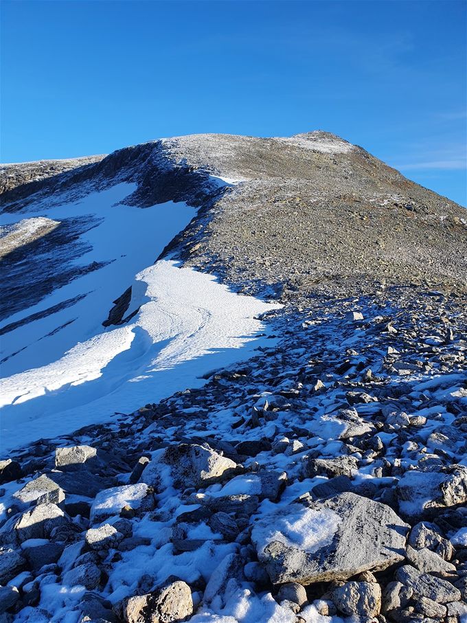 Toppen på Lianibba ligger litt til høyre for midten av bildet.  Holdt meg godt til venstre på denne ryggen , til det ble naturlig å gå til høyre opp mot toppen (over kanten du ser midt på bildet)