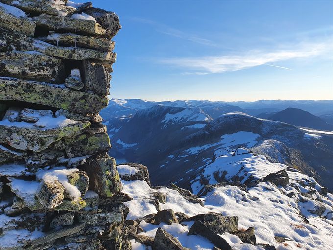 Utsikt mot sørvest. Ørnefjellet og Rasmusfjellet nærmest