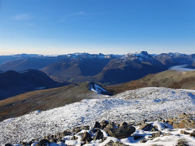 Utsikt mot nord. Ned i dalen er Tronstad. Fjella i bakgrunnen er Sunnmørsalpene  med bl.a. Hornindalsrokkern og Kvitegga