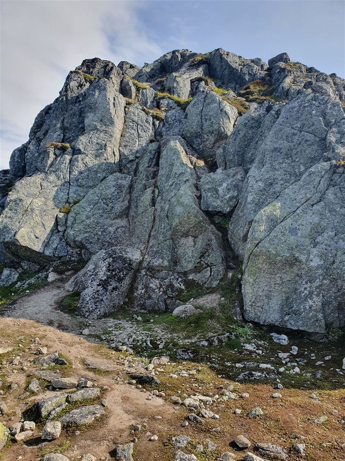 Noen steder er det nødvendig å klyve før en kommer opp på fjellryggen
