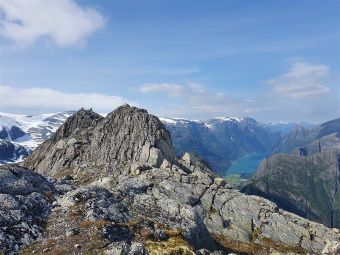 Innerst inne på fjellryggen kan en se tilbake til toppen med varde