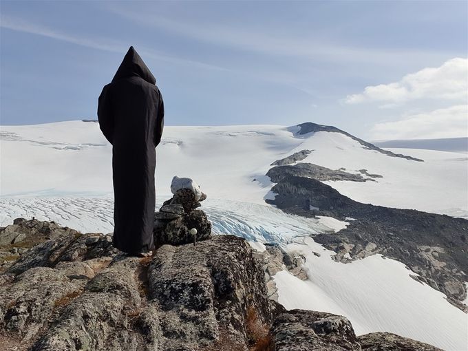 Har ikke kjole med på tur, men munkedrakt. Nyter naturen.  Legg merke til varden (ikke hovedvarden på Kattanakken, men lengre inne på fjellet), den ligner på en bamse. Det så jeg ikke da bildet ble tatt med selvutløser. I bakgrunn ser en Slingsby varde (den er oppkalt etter en kjent fjellmann)