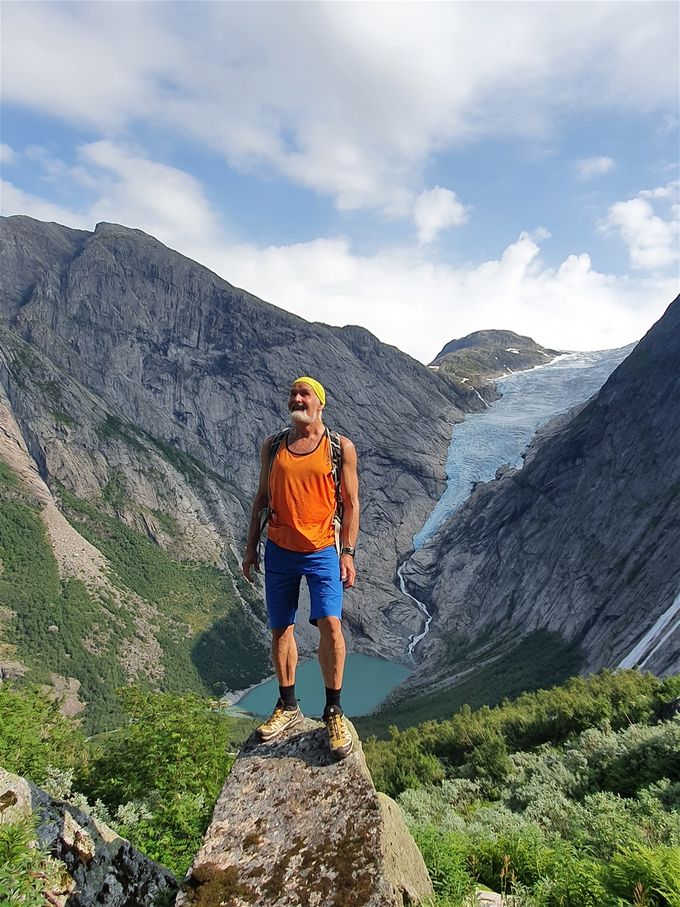 På vei opp får du også et bedre syn på Briksdalsbreen. Det er nå svært lite som sees ned fra vatnet