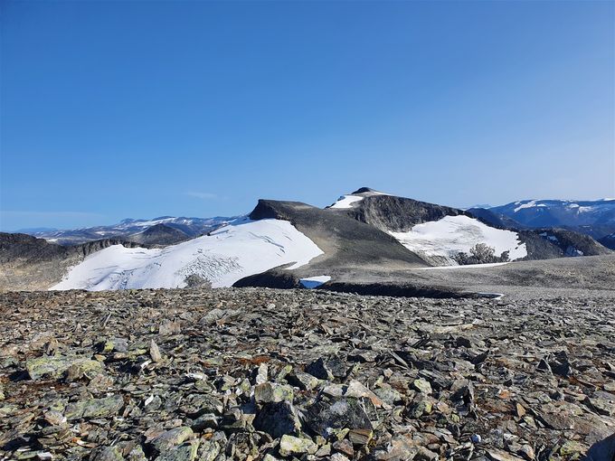 Høyeste toppen i bakgrunnen er STOLHYRNA.