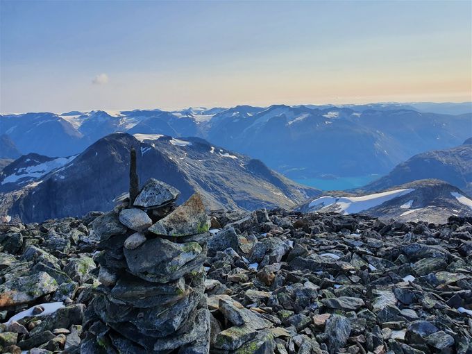 Hornet over varden på STOLHYRNA er RINDDALSHYRNA og det lille hornet som stikker ut fra den omtrent midt på bildet heter SKJORAHYRNA. Det er Oppstrynsvatnet som sees ned i dalen