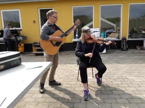 Musikunderholdning ved standerhejsning