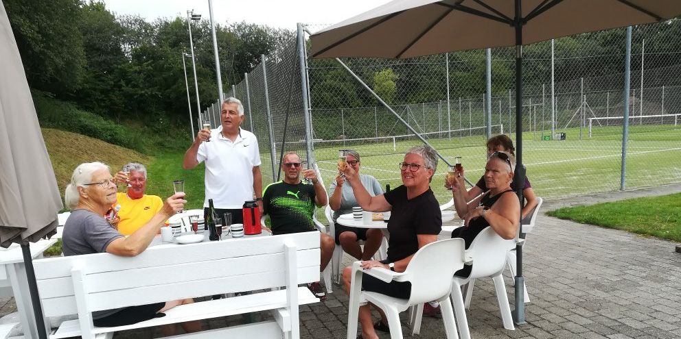 3 Aug. Bane 2 taget i brug .......... Det fejres med champagne