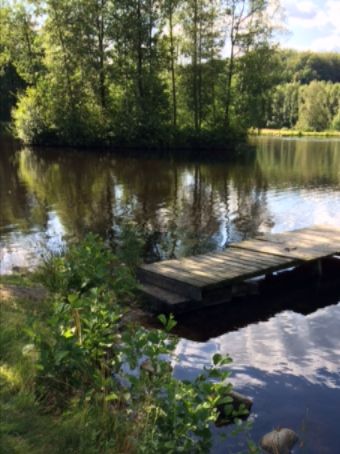 Ingers brygga! Här har man många finna fiskemöjligheter .kasta korta kast till vänster så ni fiskar av inloppet innan ni går ut på bron. Fiska sen av mellan ö och land  och mellan ö och ö. kast åt höger sida är problematiskt med spinn då det för närvarande är mycket växtlighet där, men det går bra med torrfuga. då fiskar du hörna och bort mot lilla bryggan