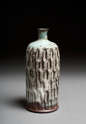 #4.12 Flaske.m bikubemønster. H 20,5 cm.