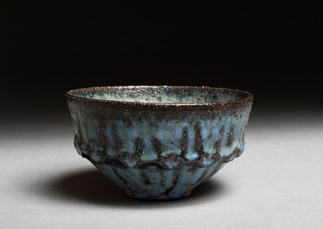 #1.10 Skål m frise. H 8 cm D 14,5 cm