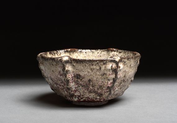 # 4.20. Teskål med frise.H 6cm D 12.5cm