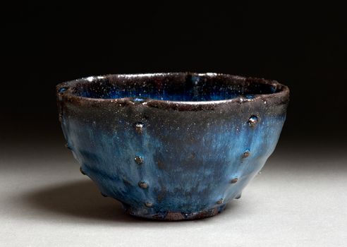 #3.20 Skål m knapper. H 8 cm D 14 cm.