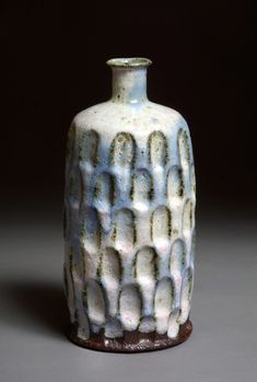 #3.10 Flaske m bikubemønster. H 22 cm.