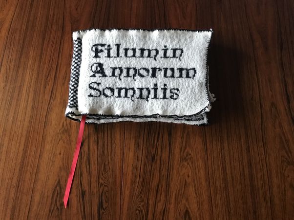 'Filum In Annorum Somniis' - 'Tråden i årenes drømme', håndstrikket bog