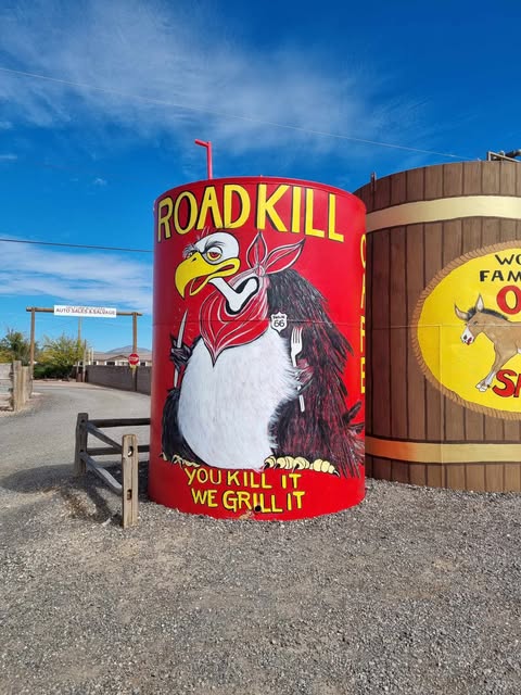Roadkill restaurang skylt av gam med bestik. På Route 66 och hakklapp