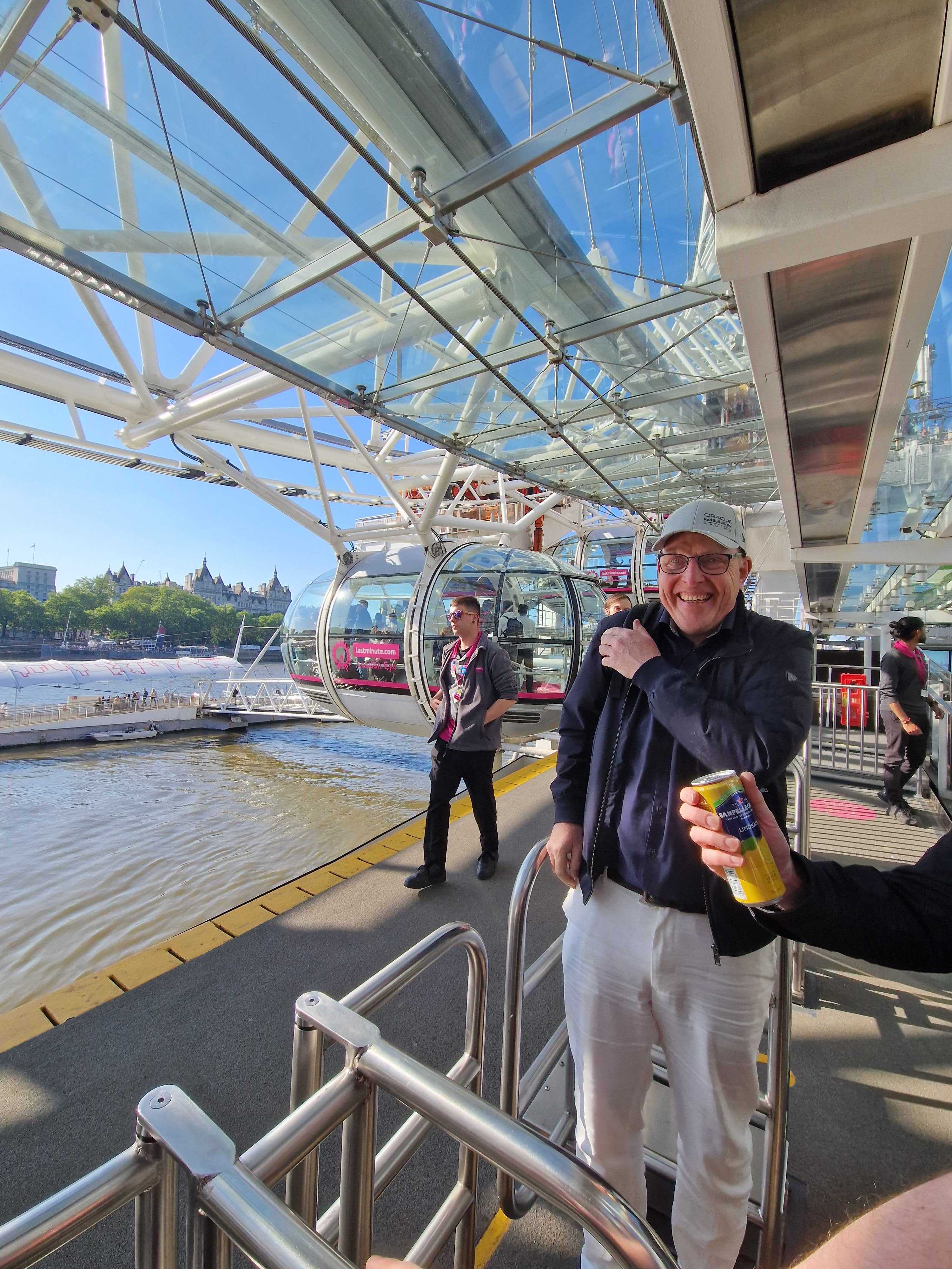 Torbjörn väntar på att få gå på London Eye