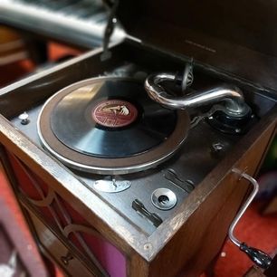 Gramophone HMV 145