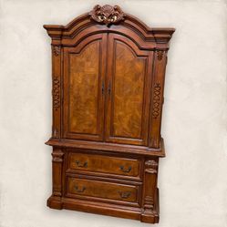 Versailles wardrobe $ 1349 FLOOR MODEL PRICE $ 949,00