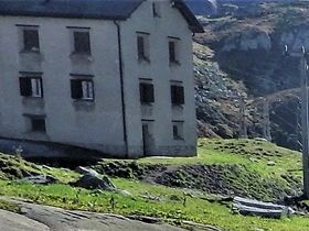 Tremolavägen till Airolo; äldre, väldigt slingrig väg, men klart sevärd