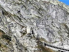 Nyare vägen ovan går genom tunnlar; gamla vägen slingrar ner längs bergsidorna