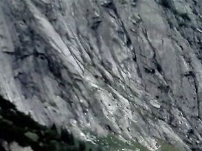 Landsvägen från Andermatt ner till Göschenen genom smal klyfta; 300m neråt på bara några kilometer