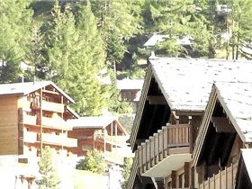 Vanlig syn; turistgrupper med färdledare