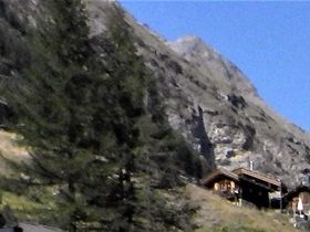 Älv rinner genom Zermatt