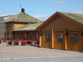 Turistua; utsiktsplats ovanför Hammerfest med cafe, restaurang mm