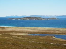 Porsangerfjorden med ön Skjåholmen eller Skadjasuolu på samiska