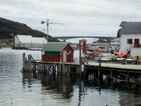 Hamnen Havöysund med bron till fastlandet